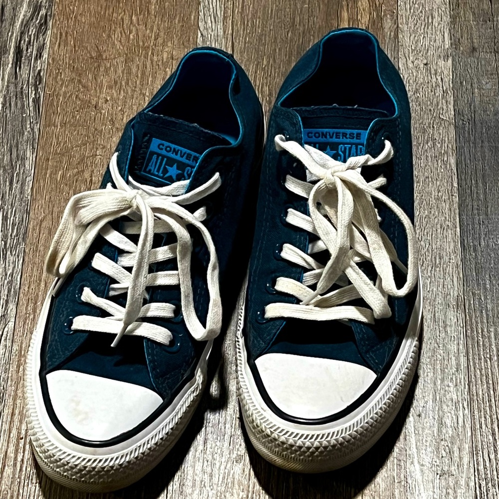 Converse size 6 1/2 women’s 4 1/2 men’s navy blue